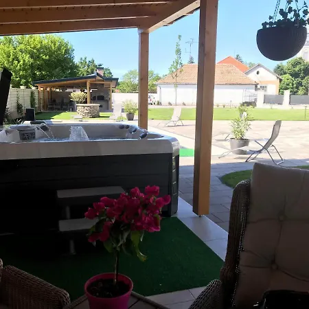Notarius Vendeghaz Bed & Breakfast *